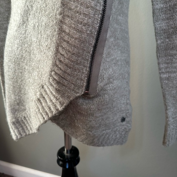 Bench women’s size S soft‎ knit cardigan sweater with front zip with hood, gray - Picture 6 of 14